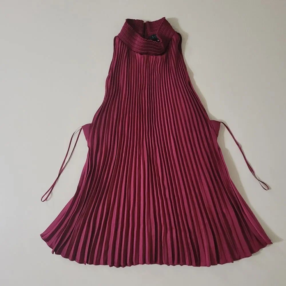 1.STATE Pleated Halter-Neck Top - Picture 3 of 13